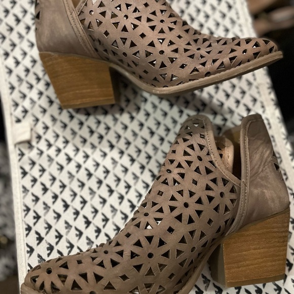 Musse & Cloud Boots - Picture 3 of 3